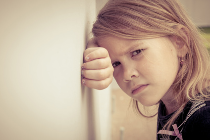 Portrait d'une petite fille Lyonnaise triste et isolée